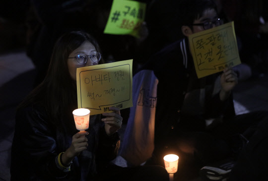 들끓는 민심  연일 커져가는 최순실씨 국정농단 의혹과 관련 박근혜 대통령의 하야를 요구하는 시민사회단체 회원과 시민들이 27일 오후 서울 광화문역 인근에서 촛불집회를 벌이고 있다.
